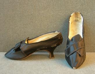 2009 Record shot by L. Baumgarten. 1964-394,1-2: Pair of shoes.