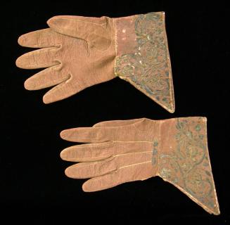 2009 Record shot by L. Baumgarten. 1947-212,1-2: Gloves.