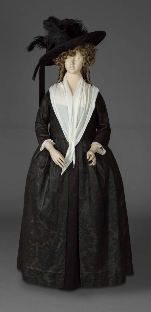 1989-446, Gown